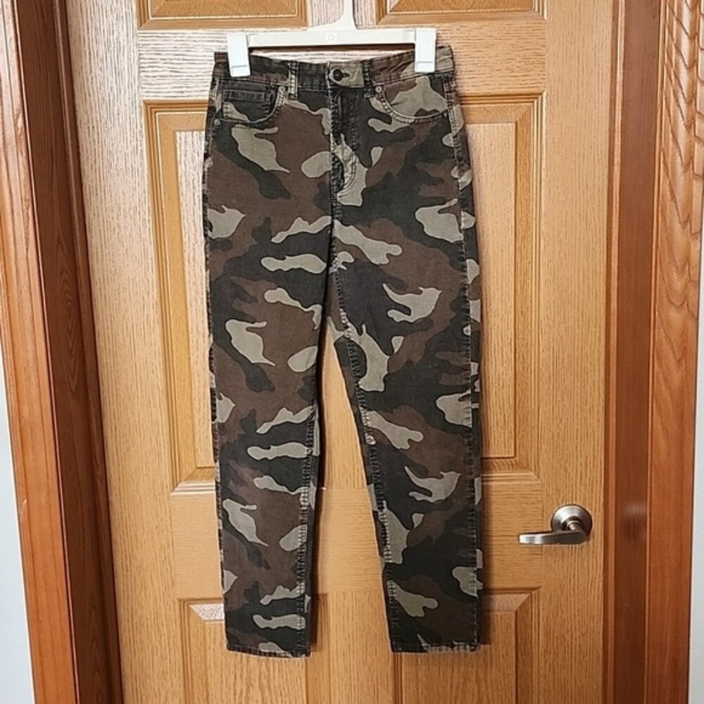 Women's American Eagle Mom Jean Super Stretch Corduroy Camo Size 2 EUC 26" Ins